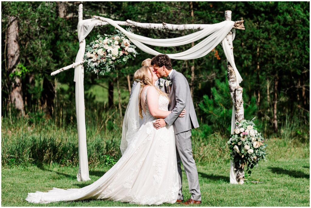 First kiss as husband and wife_Erica Johanna Photography
